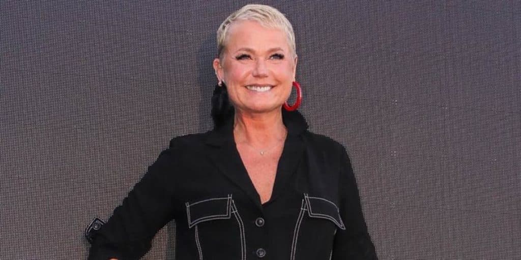 Xuxa assume que deu autógrafo em item de sex-shop