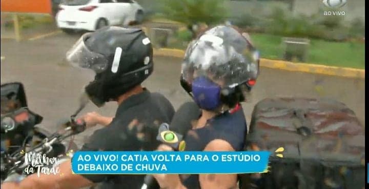 Catia Fonseca gera pânico, ao vivo, ao passar sufoco no meio da rua e clamar por ajuda de motoboy: "Desespero"