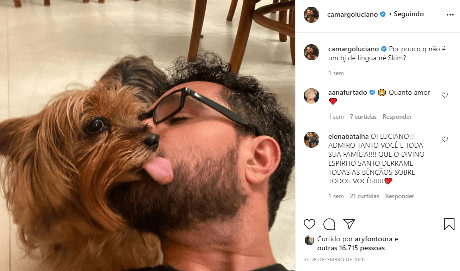Cantor levou lambida do companheiro de estimação