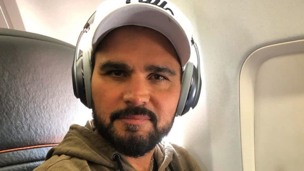 Esposa de Luciano surge deitada na cama e detona anúncio, após cantor assumir e dizer que Zezé sabia: "Aquela hora"