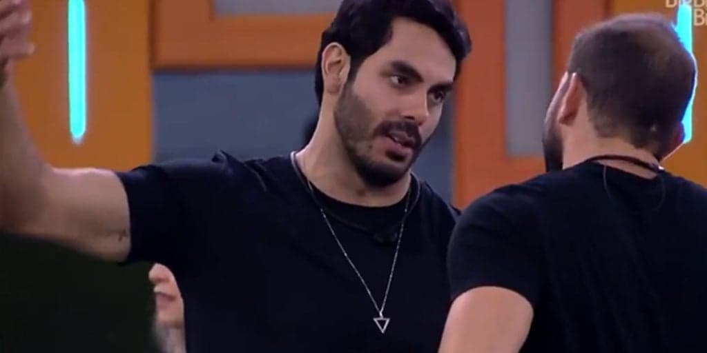Caio se declara para Rodolffo na casa do BBB21, confirma que ele é um bosta, mas não se segura: "Por você"