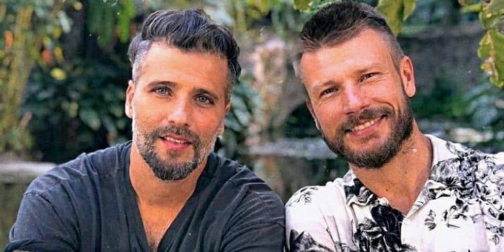 Bruno Gagliasso surge na cama com Rodrigo Hilbert e web enlouquece: "Mexendo com nossa imaginação"