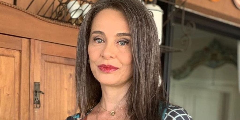 Carla Vilhena sai do ar do dia para a noite de canal na TV, abandona estúdios e desmorona: "Recolhida na dor"
