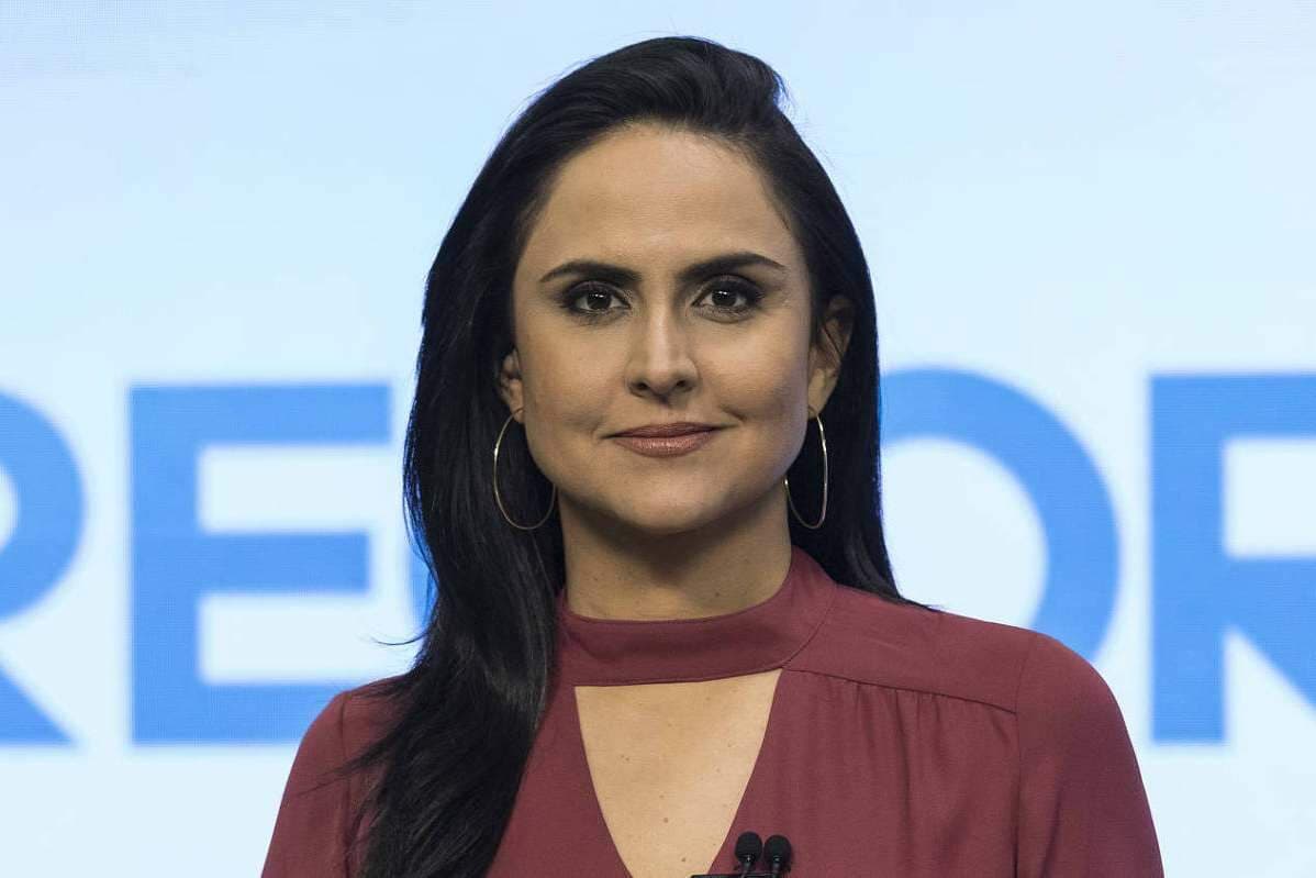 Carla Cecato é âncora do Fala Brasil na Record (Foto: Divulgação) 