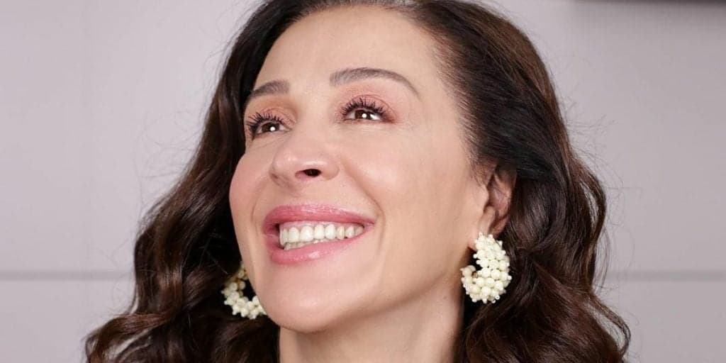 Claudia Raia mostra gravidez, exibe barrigão e se emociona: "Muito especial"