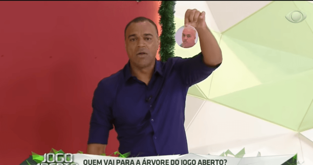 Denilson humilha Belo em programa de TV, esfrega cara de cantor na lama e massacra: "Não é homem, péssimo"