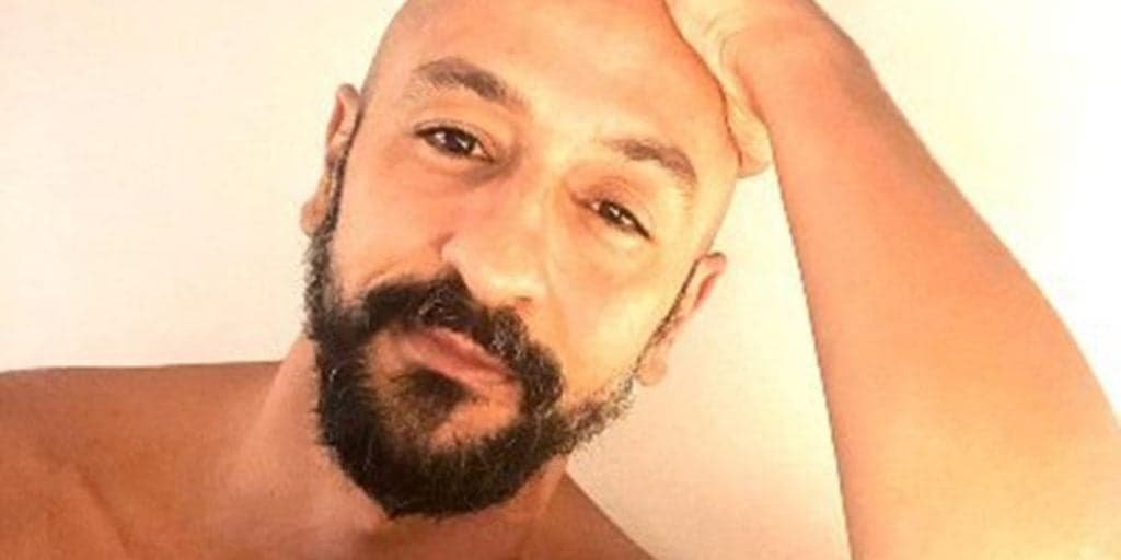 Irandhir Santos, vilão de Amor de Mãe, surge agarrado com marido em série de fotos íntimas: "Dentro dos meus braços"