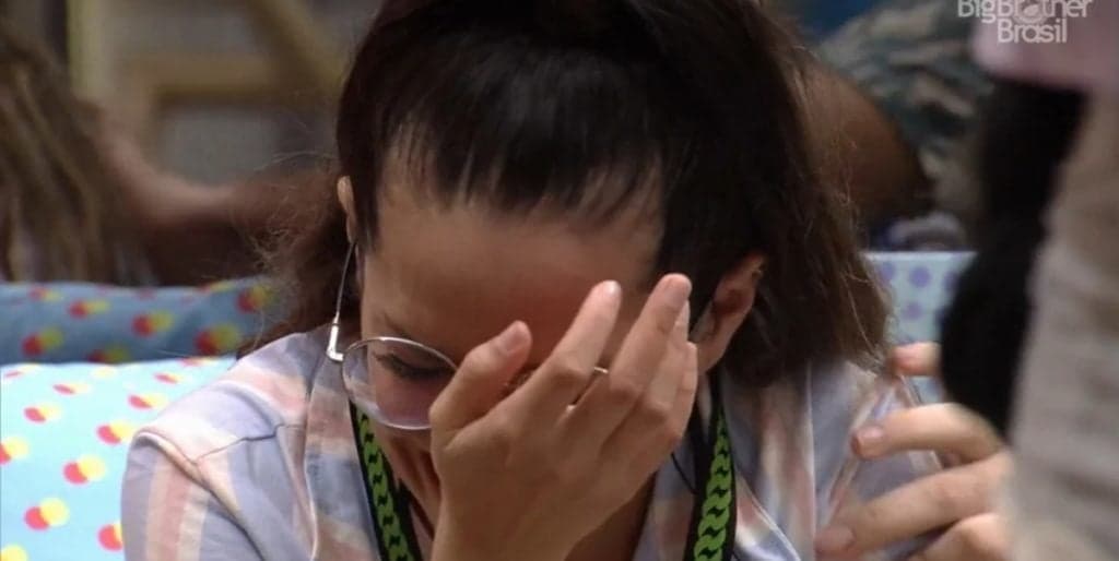 BBB21: Juliette fica trancada no confessionário, leva bronca, sai desesperada e começa a chorar