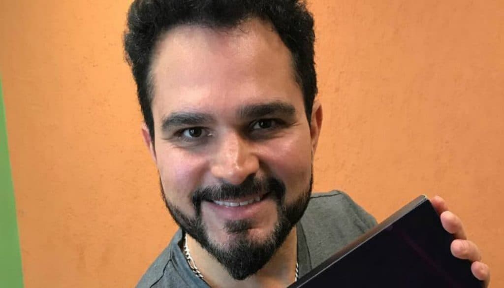 Luciano detona que Zezé sempre soube, estoura real na família e surge aos beijos atracado em piscina: "Delícia"