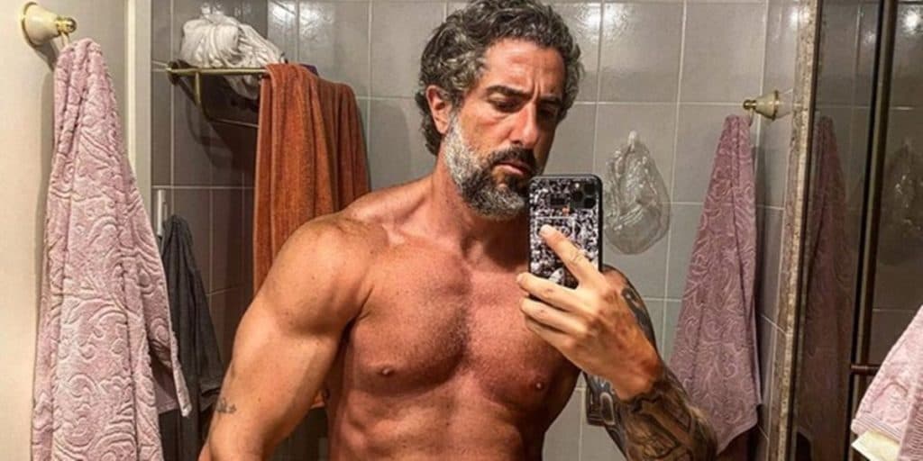 Marcos Mion, após ser flagrado em público, tem tamanho do peru exposto e foto íntima vazada: “No banheiro”