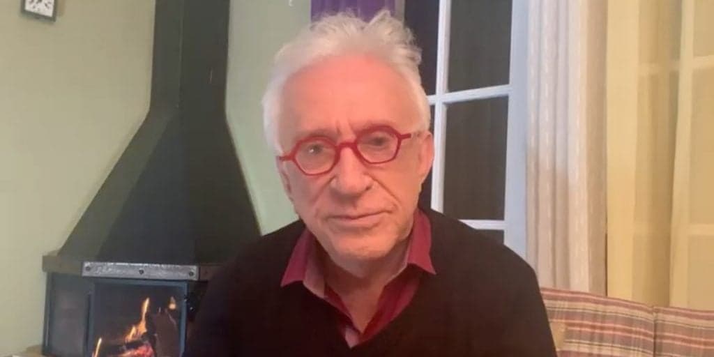 Moacyr Franco, magoado com Carlos Alberto, é sustentado por cantora e explode: "Enfiaram uma faca no meu pescoço"