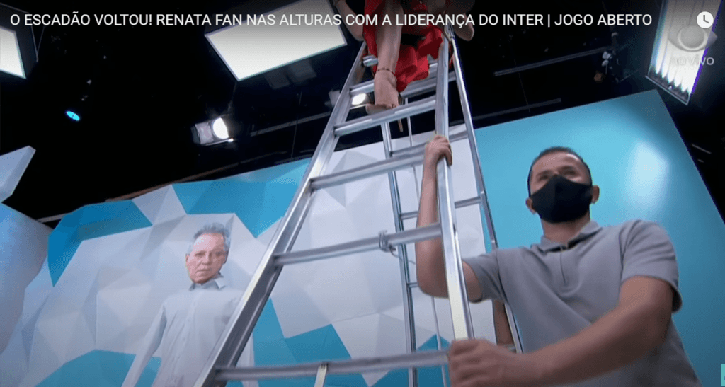 Renata Fan no escadão