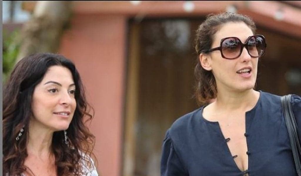 Após assumir e aparecer de mãos dadas com Paola Carossella, Ana Paula Padrão revela sofrimento: "Deu pra entender?"