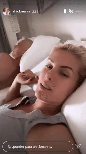 Ana Hickmann na cama com Alexandre Correa, seu marido (Foto: Reprodução)