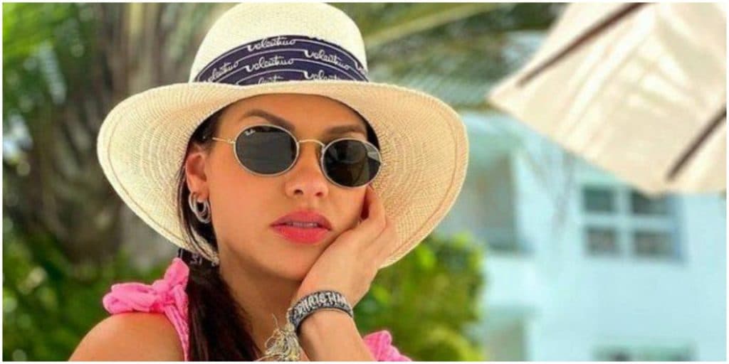 Andressa Suita surge na parede, posa toda sexy, põe parte íntima para jogo e tamanho salta: "Inveja"