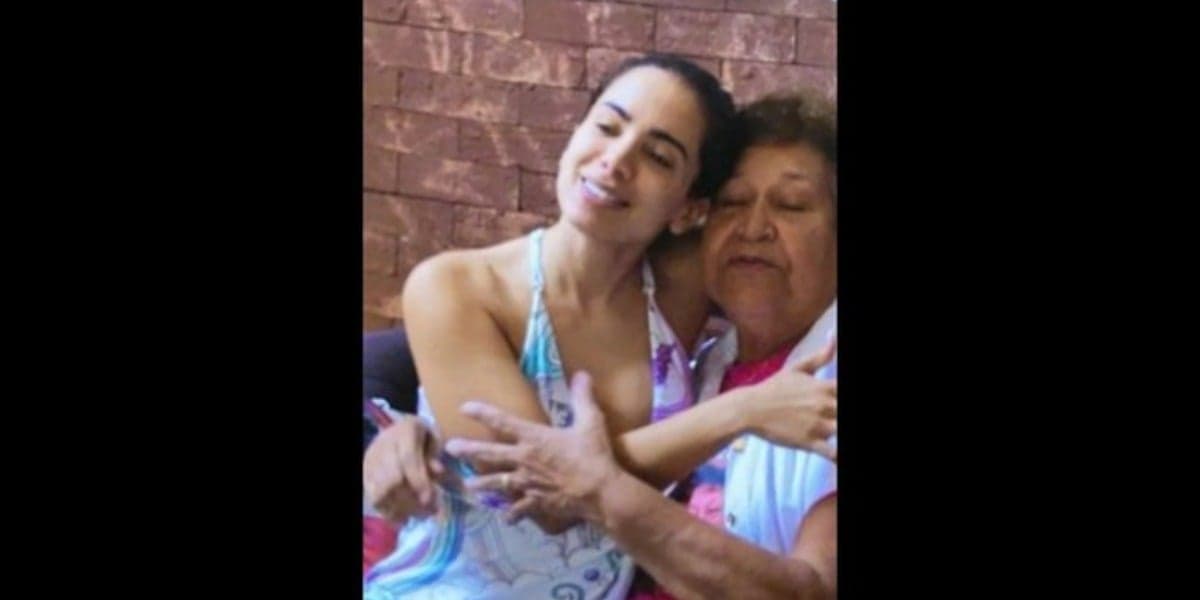 Anitta e dona Ilza em cenas do documentário (Foto: Reprodução)