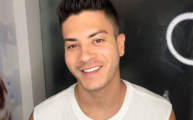 Arthur Aguiar, acusado de insubordinação, é demitido da Record