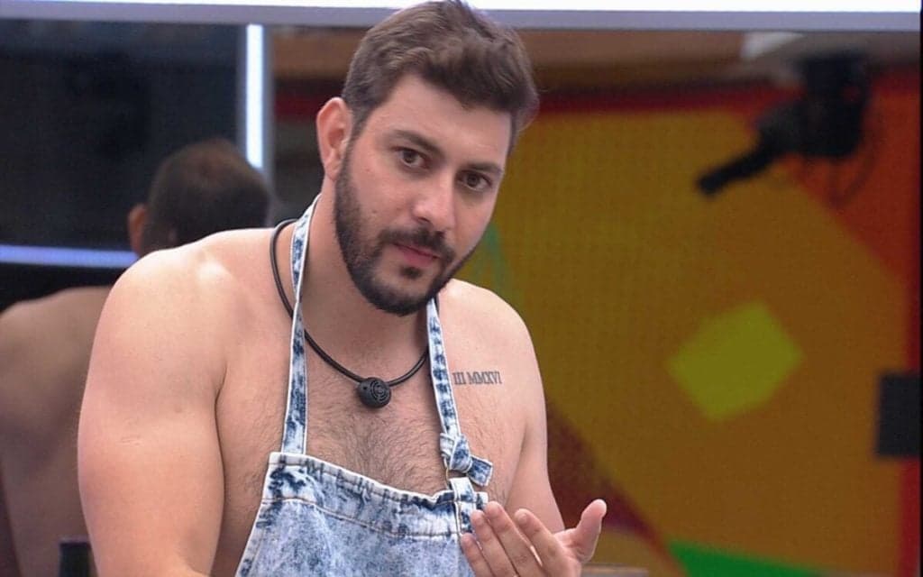 BBB21: Caio perde a cabeça, desliga microfone e pede para sair do programa três dias após início: "Chega"