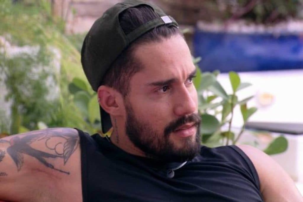 BBB21: Bil se descuida com sunga apertadinha, coloca peru pra fora e tamanho impressiona: "Que homem"