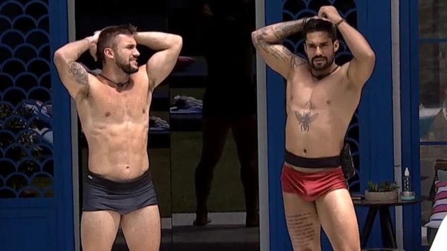 Arcrebiano e Arthur de sunga no BBB21 (Foto: Reprodução)