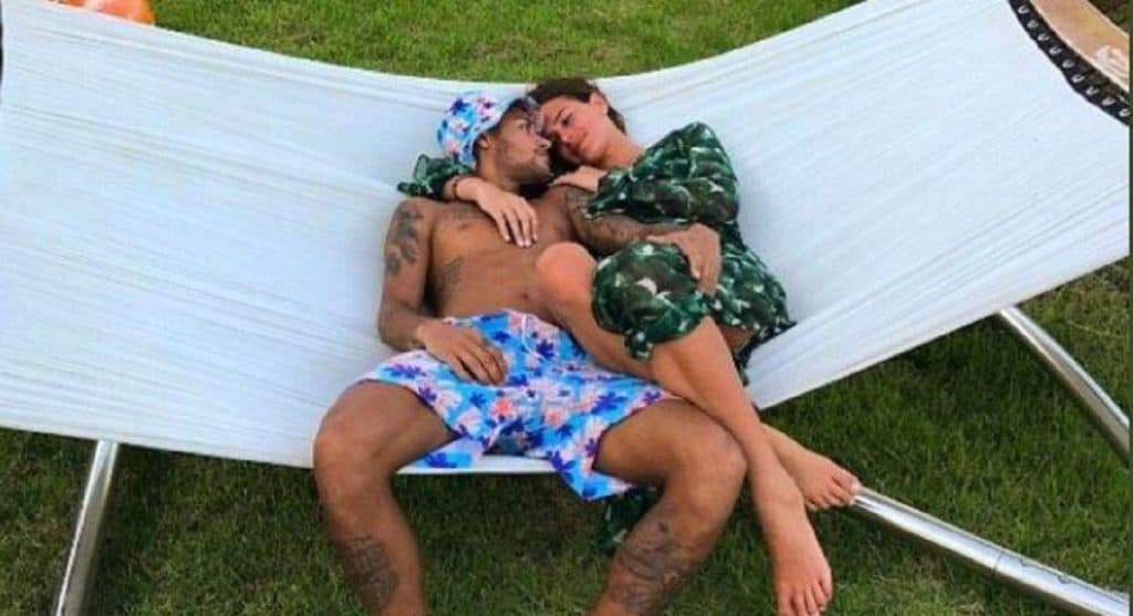 Bruna Marquezine e Neymar tem volta anunciada e craque reativa todas as fotos com ela: "Brumar"