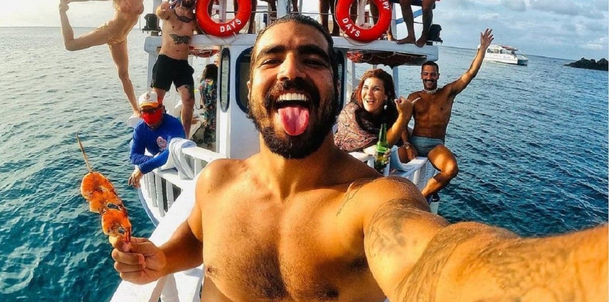 Caio Castro, Grazi Massafera e sua patota (Foto: Reprodução)