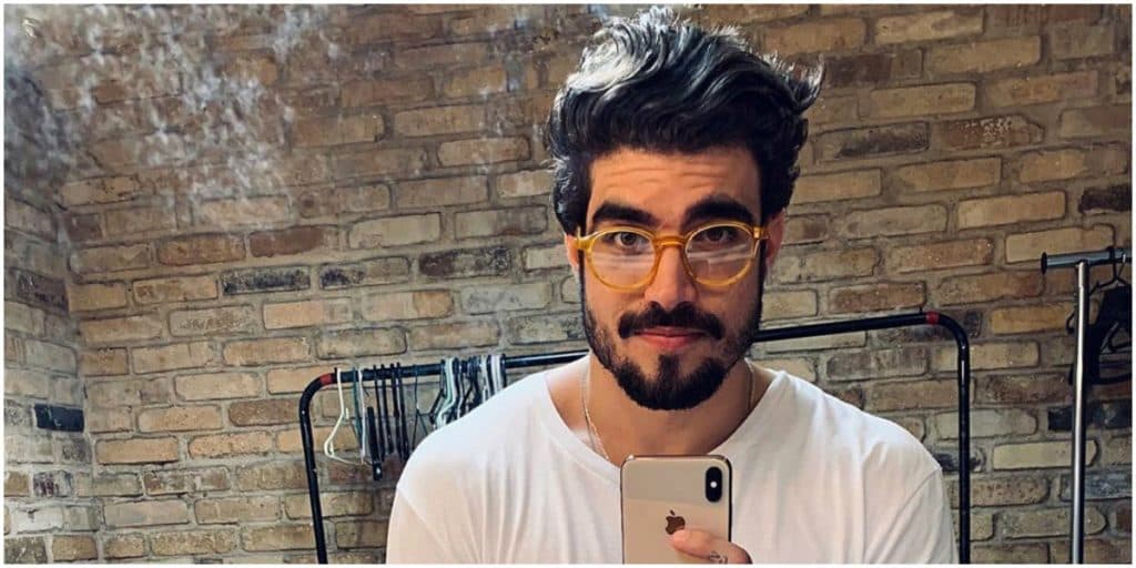 Caio Castro aparece agarrado em barco, assume pro Brasil e dispara: "Vou comer ele"