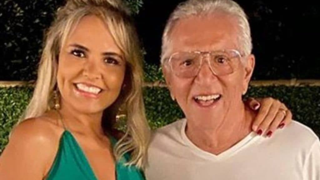 Esposa de Carlos Alberto surge  em braços do apresentador, após doença mortal, e confirma: "Até quando"