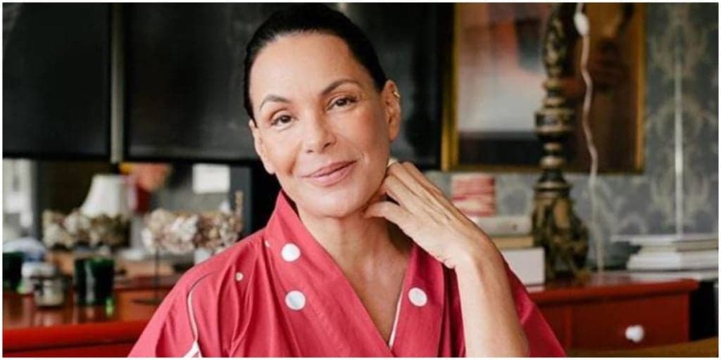 Carolina Ferraz, arrancada da Record, se rebela, aparece peladona e com as pernas levantadas: "Era real''