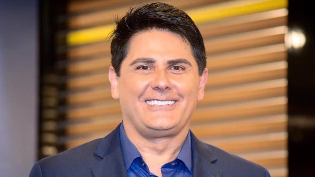 Apresentador compartilha comunicado em rede social