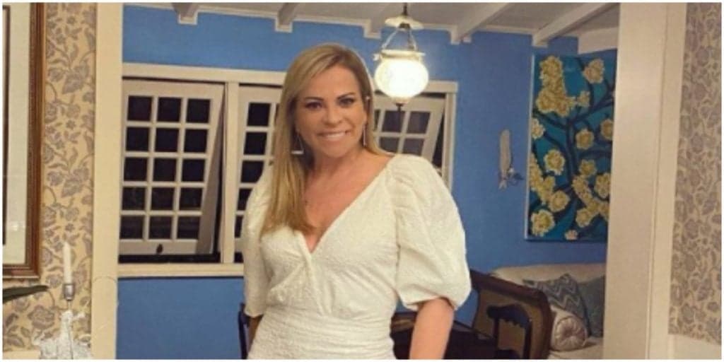 Christina Rocha, após relação secreta com Silvio Santos explodir, usa biquíni fio dental atolado: "Gostosa''