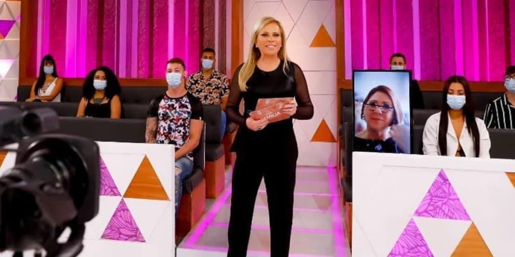 Christina Rocha chega chutando o SBT, manda ligarem as câmeras e funcionário é exigido: "Tem que chorar"