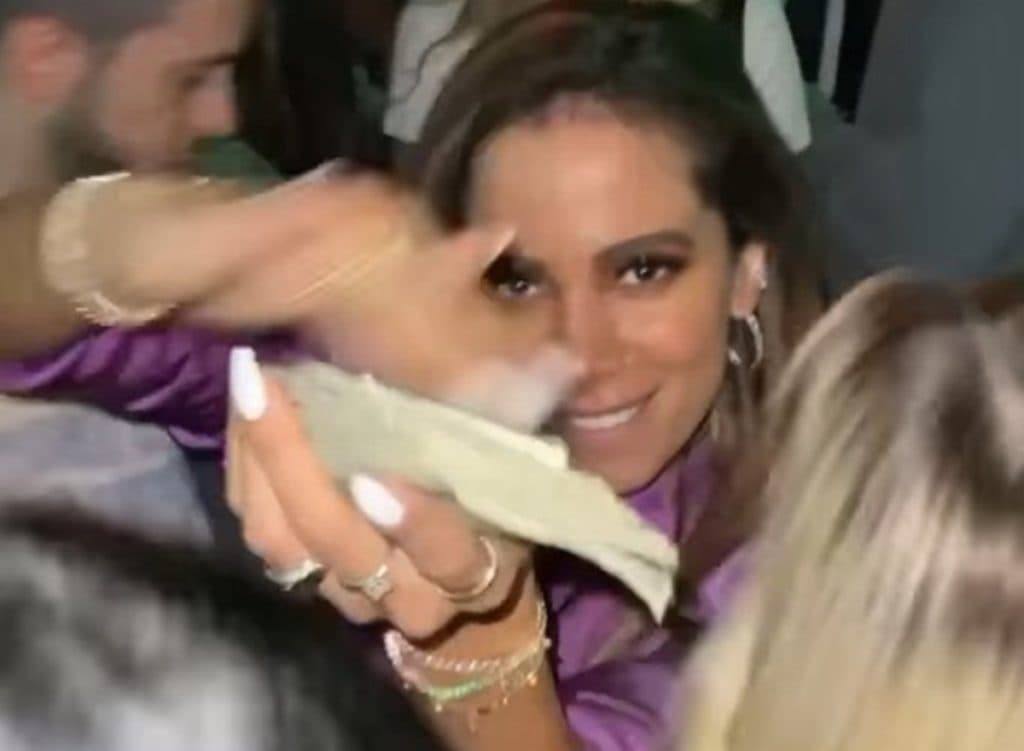 Anitta faz tratamento na boca, deixa tudo macio e escancara motivo: "Sexo oral"