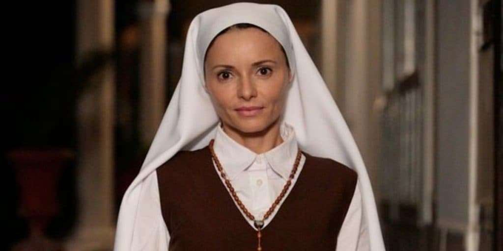Flor do Caribe: Doralice auxilia mulher em parto, foge do convento com a criança e deixa recado: "felicidade"