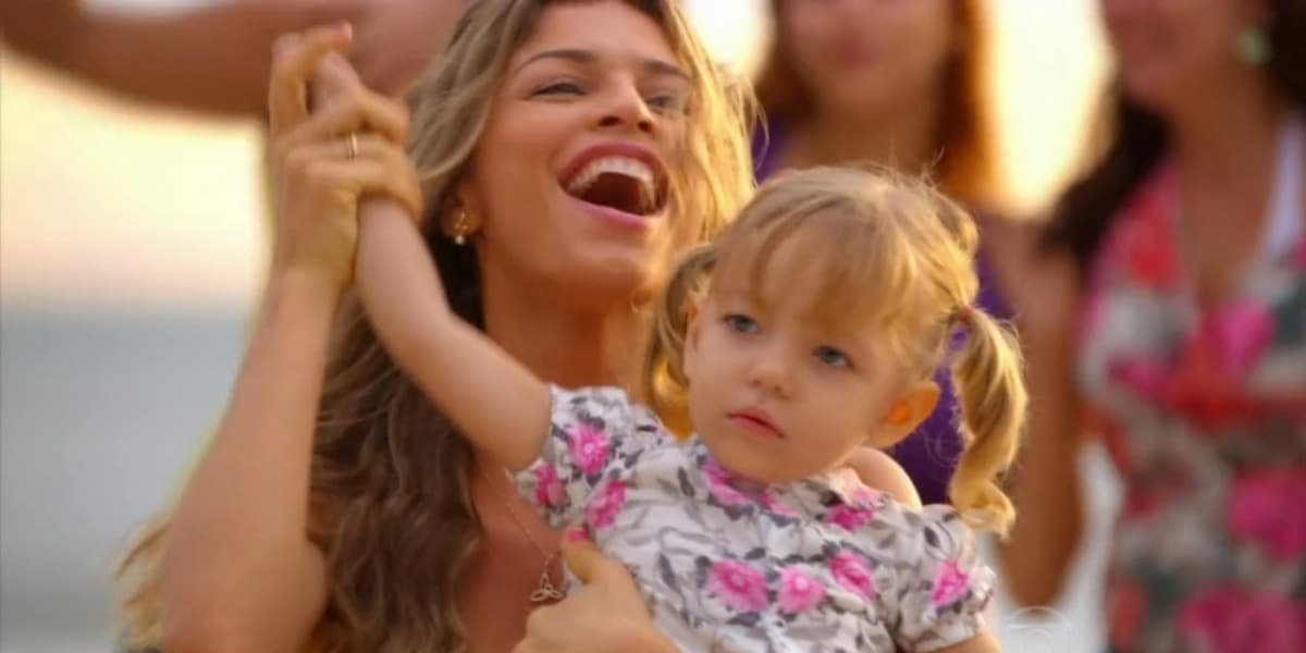 Ester celebra guarda de Laurinha em Flor do Caribe (Foto: Reprodução)