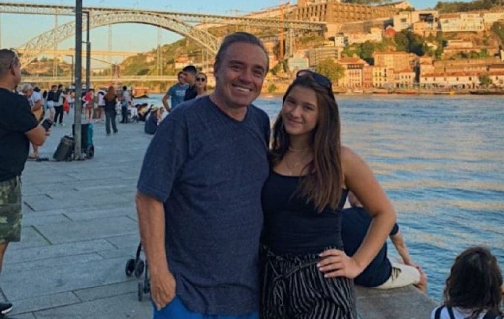 Filha adolescente do Gugu surge com namorado bonitão e se declara para o boy: "Quero levar pra vida"