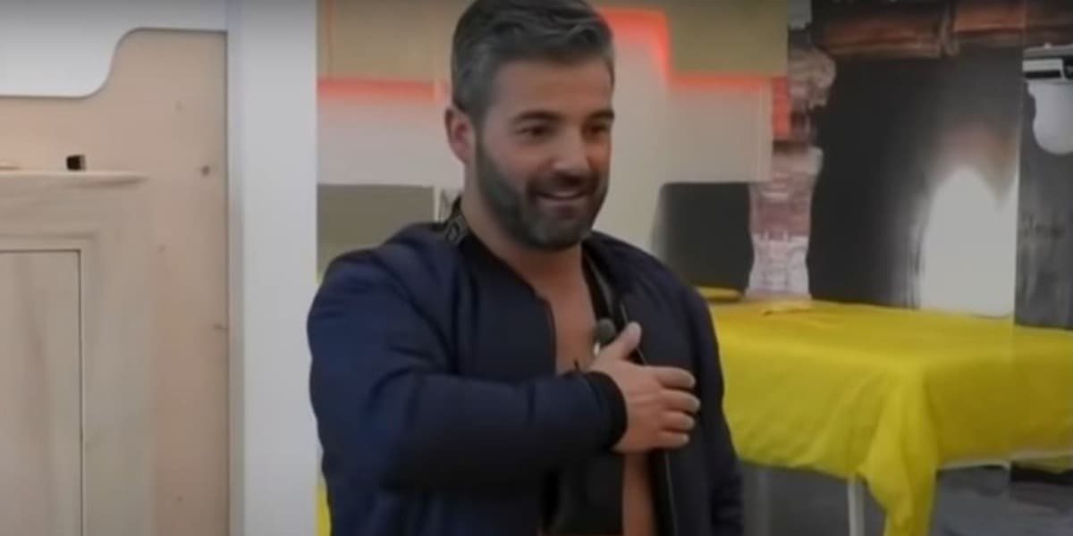 Helder Teixeira fazendo gesto nazista no BBB (Foto: Reprodução)