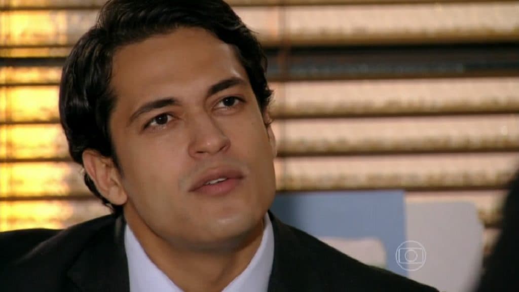 Flor do Caribe: Após humilhação, Hélio consegue cargo importante e faz Alberto passar vexame: “Prazer”