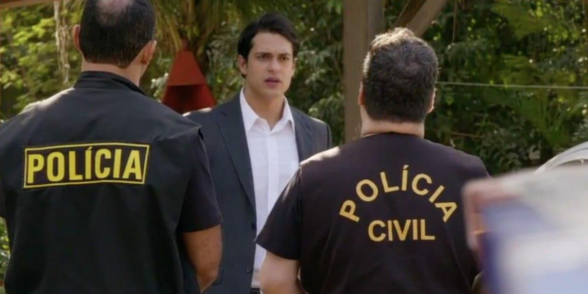 Hélio sendo encurralado pela polícia em Flor do Caribe (Foto: Reprodução)