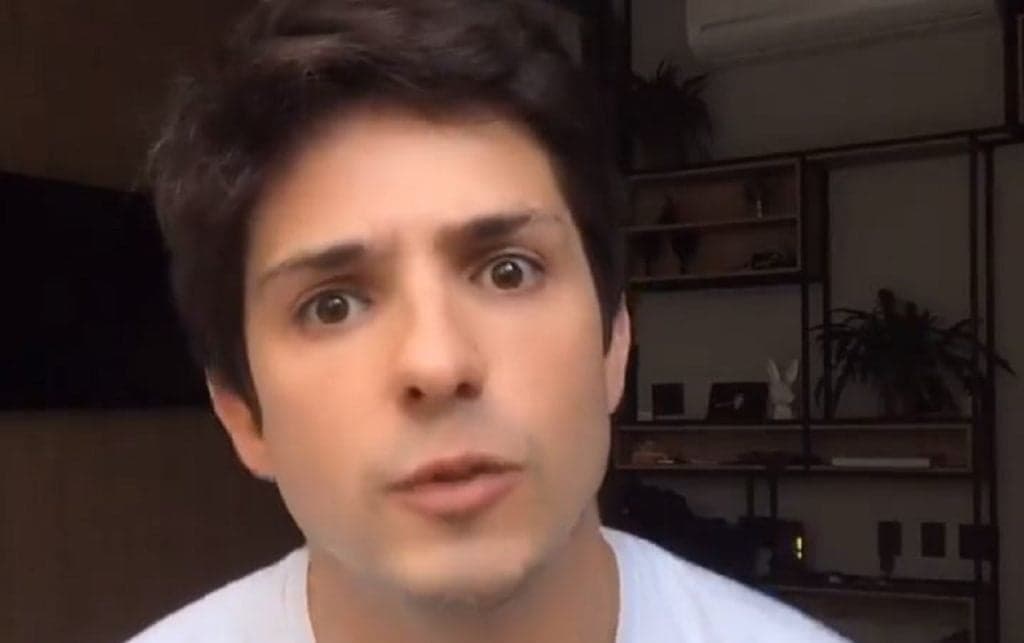 Ator da Globo Igor Cosso detona e relata censura contra homossexuais em novelas: "Lá é proibido ser gay"