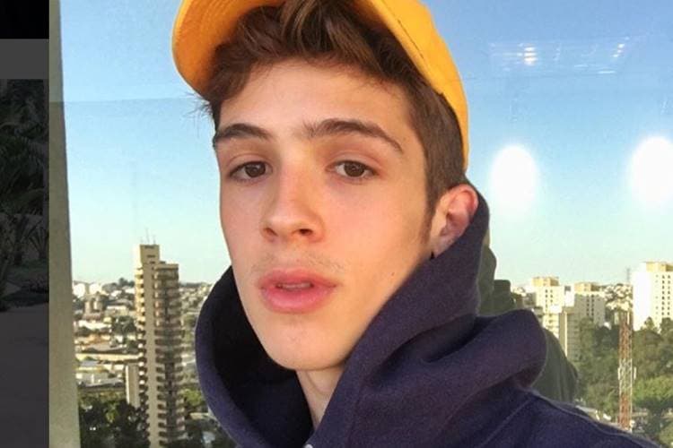 João Guilherme, filho de Leonardo, arreganha as pernas, volume explode e famoso admite: "Nossa e essa salamandra"