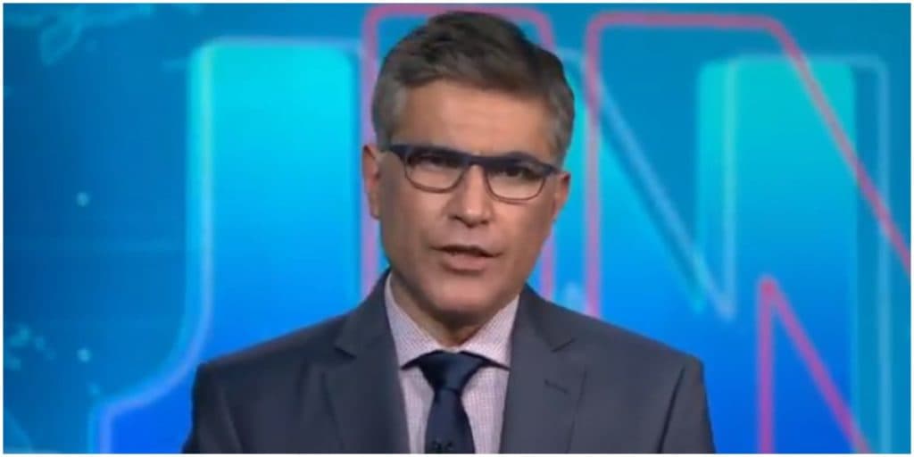Globo tem monopólio estraçalhado, se rende e âncora do Jornal Nacional "deita" pra maior rival ao vivo
