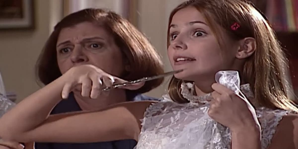Íris pega tesoura para destruir vestido de noiva da sobrinha em Laços de Família (Foto: Reprodução) Íris pega tesoura para destruir vestido de noiva da sobrinha em Laços de Família (Foto: Reprodução)
