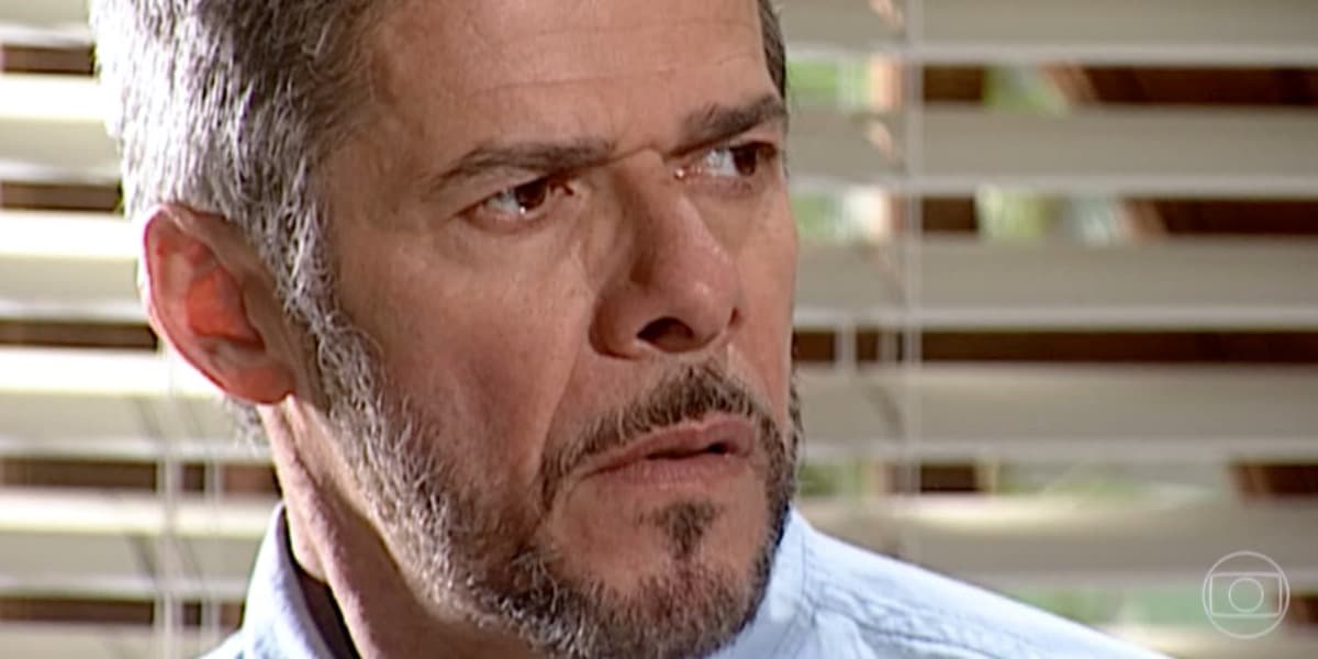 Pedro é colocado contra a parede em Laços de Família (Foto: Reprodução)
