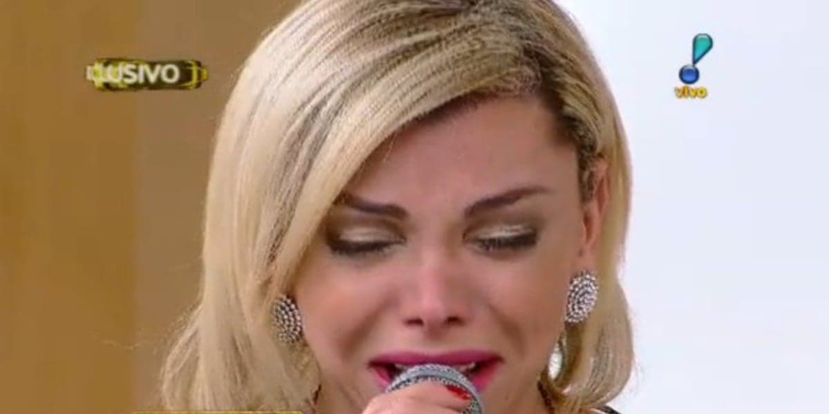 Léo Áquilla chorou ao vivo (Foto: Reprodução/RedeTV!)