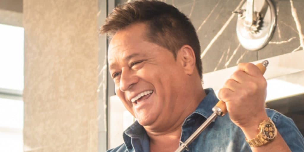 Leonardo não aprende lição, esposa descobre plano de ir ao puteiro e escancara todas as traições: "De olho"