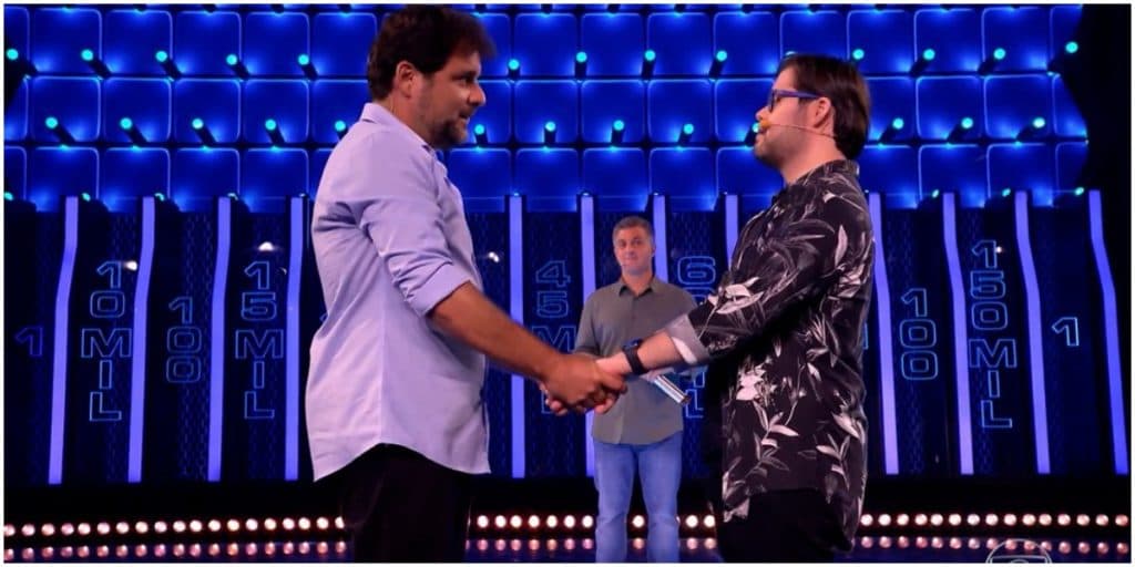 Participante do 'The Wall' se declara, faz pedido de casamento em rede nacional e Huck fica sem reação