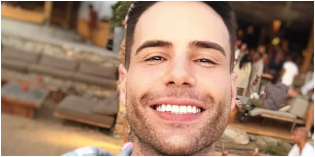 Luiz Bacci expõe parte íntima "peludinha" pra cima e surge em vídeo com a mão na boca após real: "Aqui refletindo”