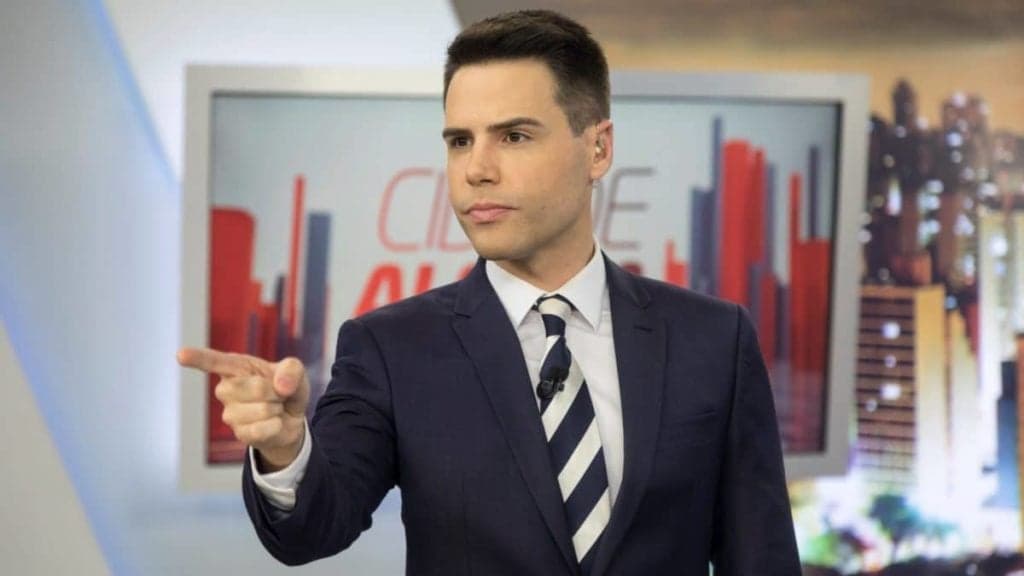 Luiz Bacci, após assumir romance secreto, recebe surpresa em suíte e flagra entrega relação: "Eu e ele"