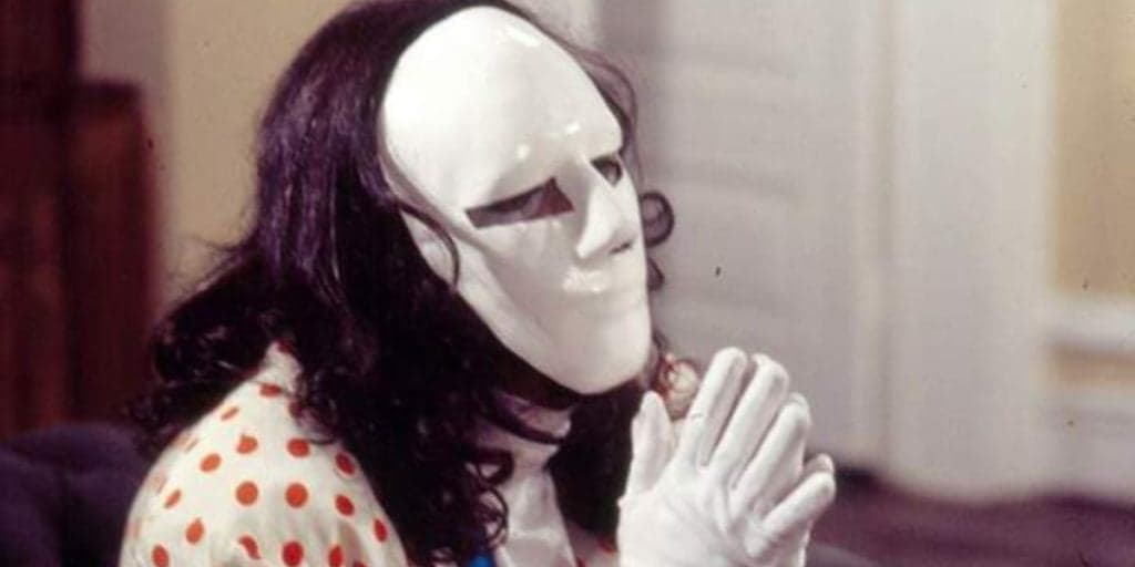 A Viagem: Mascarado paga de herói, impede assalto e salva vida de Lisa e Carmem